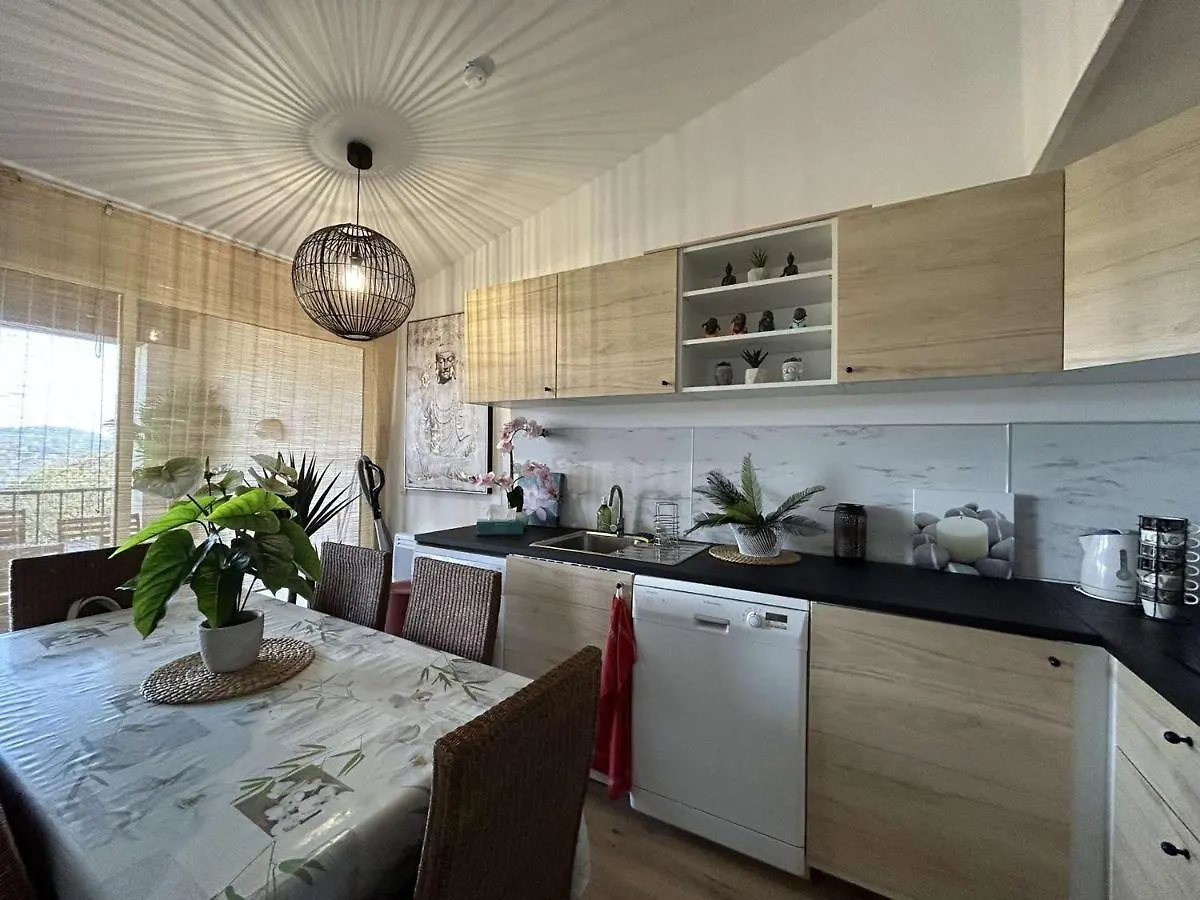 Apartment Grimaud : Appartement 3 Pces Avec Piscine Et Vue Mer - Fr-1-226-514